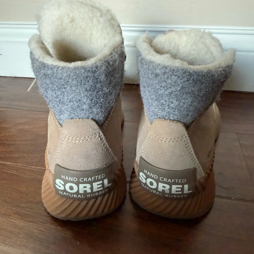 NWOT Sorel Out and About III Conquest Tan and White Fleece-Lined Boots-Size 8